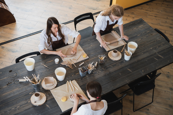 Mulheres fazendo artesanato em uma mesa - Hosanas Contabilidade para ONGs